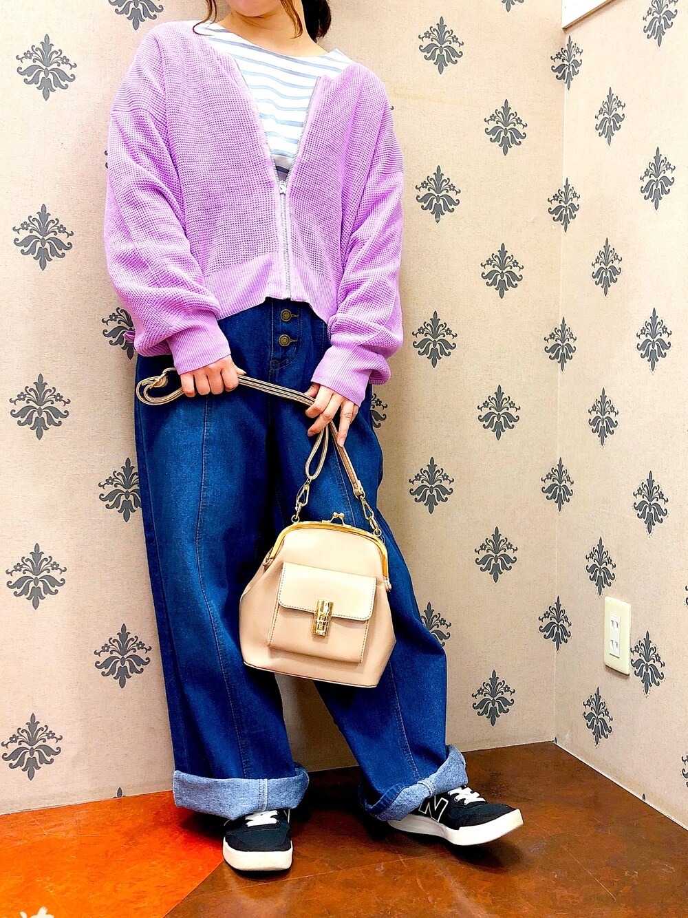 ピンク系のカーディガン/ボレロ、ブルー系のデニムパンツ、ブラック系のスニーカーを着用したレディースの春コーディネートの1枚目の写真