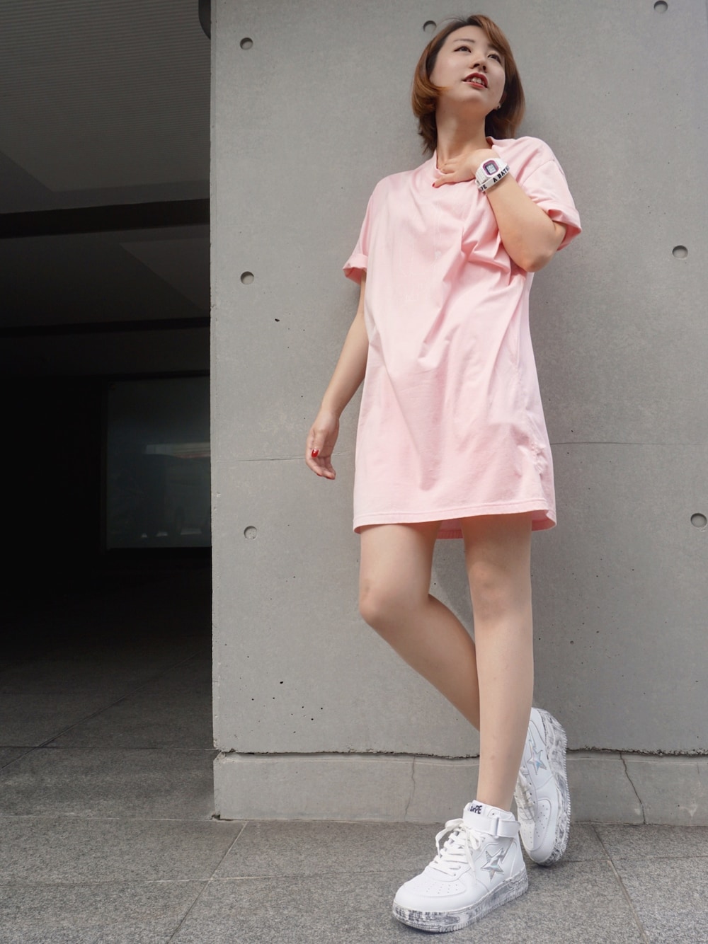 「スニーカー、ピンク、オーバーサイズ、street、パステルカラー、夏コーデ、Bape、ビッグT、ストリートファッション、streetstyle」｜「A BATHING APEのKATAKANA BIG TEE L                      （Tシャツ/カットソー、ピンク系）」を使った、BAPE®LADYさん（レディース・160cm）の夏コーディネートの1枚目の写真