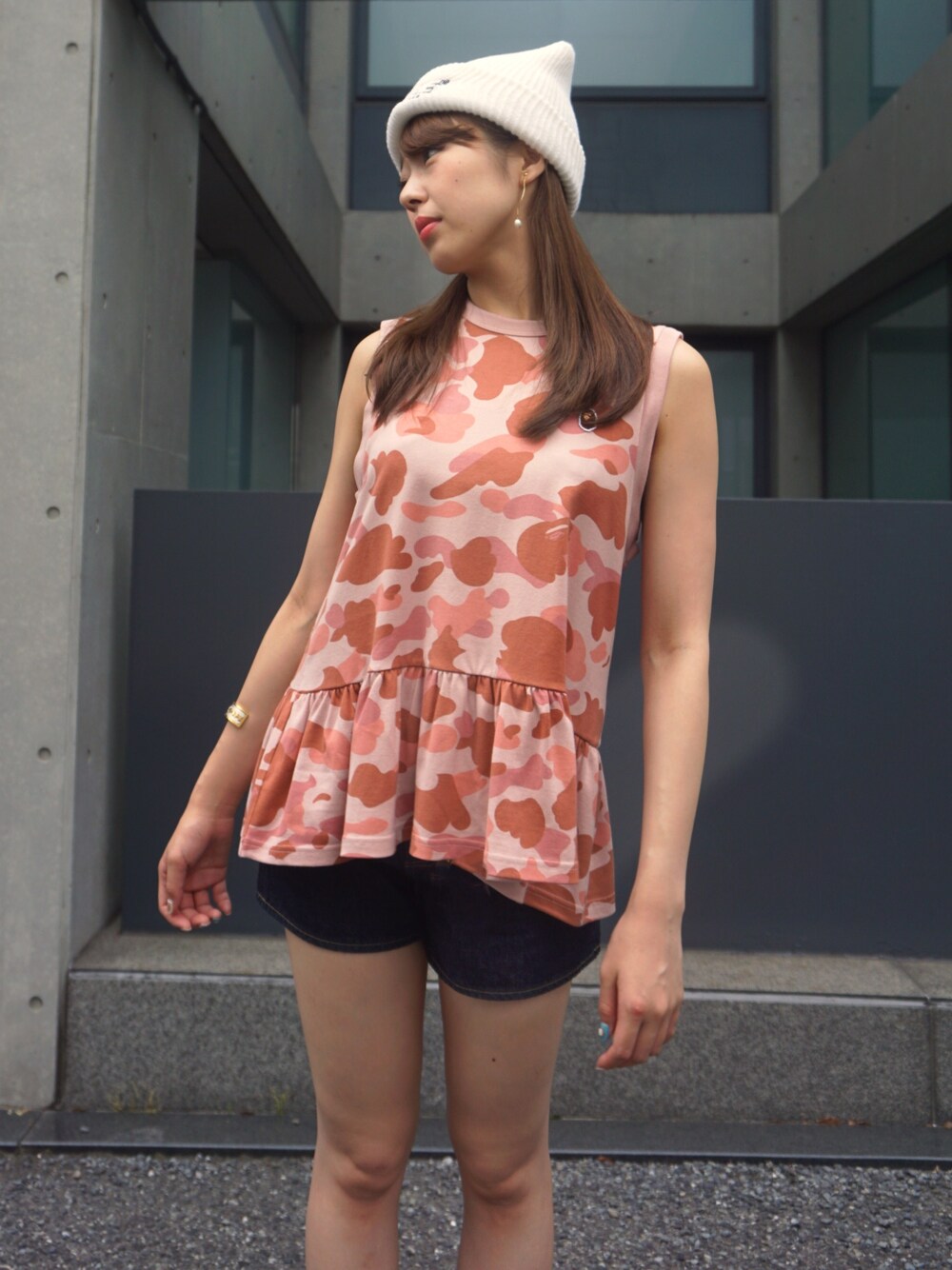 「柄、カモフラージュ、ショートパンツ、フレア、Bape、ノースリーブ、pink、大人可愛い、ダスティパステル」｜「A BATHING APEのBAPE DENIM SHORTS（デニムパンツ、ブルー系）」を使った、BAPE®LADYさん（レディース・160cm）の夏コーディネートの1枚目の写真