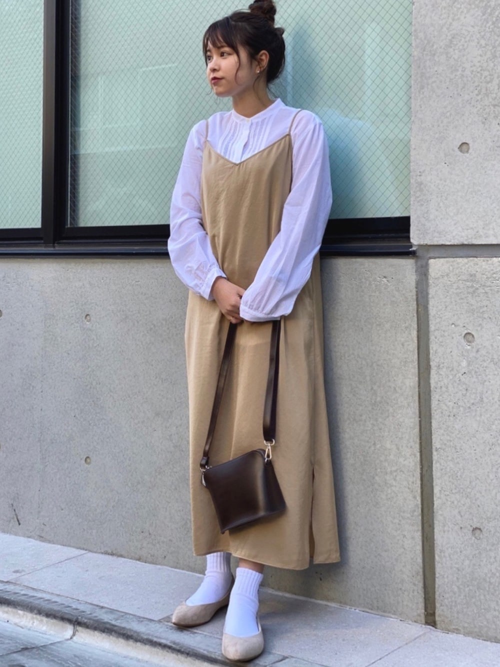 「オトナカジュアル、ゆるコーデ、きれいめカジュアル、低身長コーデ、おしゃれさんと繋がりたい、シャツスタイル、ootd、ユニクロ、チョコ色に染まれ」｜「UNIQLOのコットンローンピンタックシャツ（長袖）（シャツ/ブラウス、ホワイト系）」を使った、あやさん（レディース・156cm）の冬コーディネートの1枚目の写真
