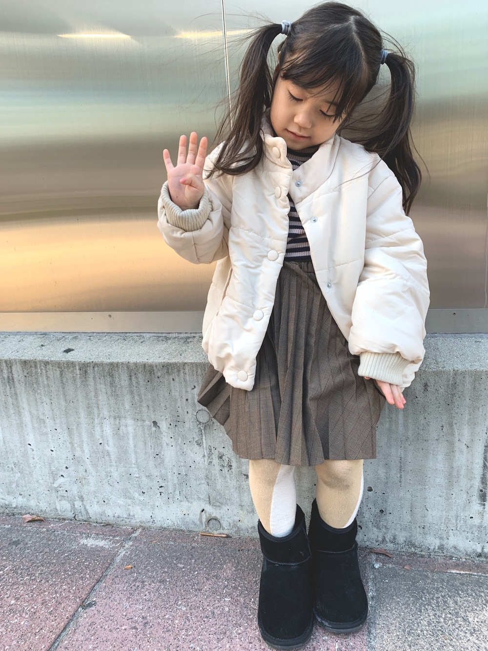 「秋冬コーデ、おしゃれさんと繋がりたい、休日スタイル、こどもコーデ、女の子、カジュアル、4歳」｜「apres les coursのコクーン中綿ジャケット_ウォッシャブル（ダウンジャケット/コート、ホワイト系）」を使った、らーさんさん（キッズ・110cm）の秋コーディネートの1枚目の写真