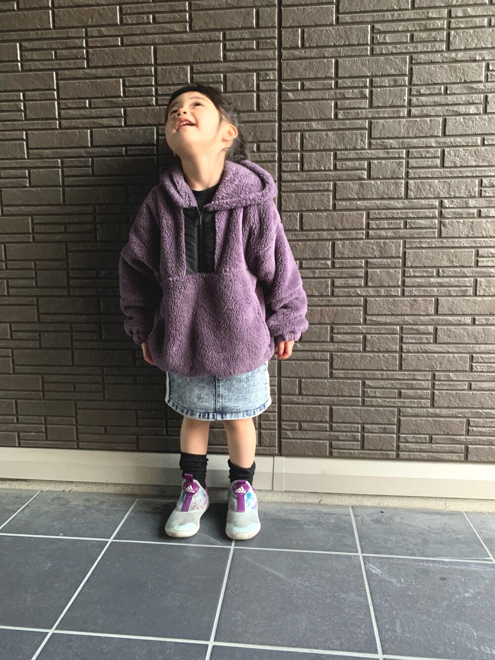 「休日スタイル、おしゃれさんと繋がりたい、カジュアル、デニム、キッズファッション、ブランシェス、アディダス、靴下コーデ」｜「BRANSHESのボアパーカー（パーカー、パープル系）」を使った、らーさんさん（キッズ・110cm）の春コーディネートの1枚目の写真