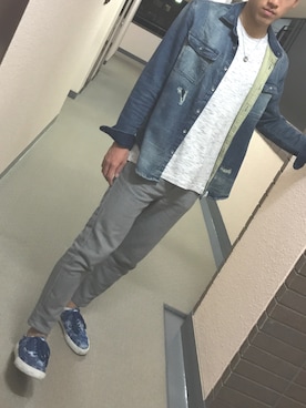 「AZUL by moussy（アズールバイマウジー）のアイテム（デニムジャケット）」を使った、上島 瑛さん（メンズ・178cm）の春コーディネート