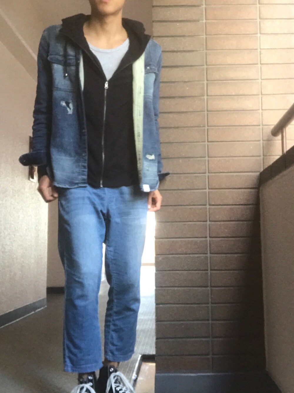 「大人カジュアル、冬、秋コーデ、ゆるコーデ、休日スタイル、パーカー、ジージャン、重ね着、アズールバイマウジー(AZUL by moussy)、ユニクロ」｜「AZUL by moussyのアイテム（デニムジャケット、ブルー系）」を使った、上島 瑛さん（メンズ・178cm）の冬コーディネートの1枚目の写真