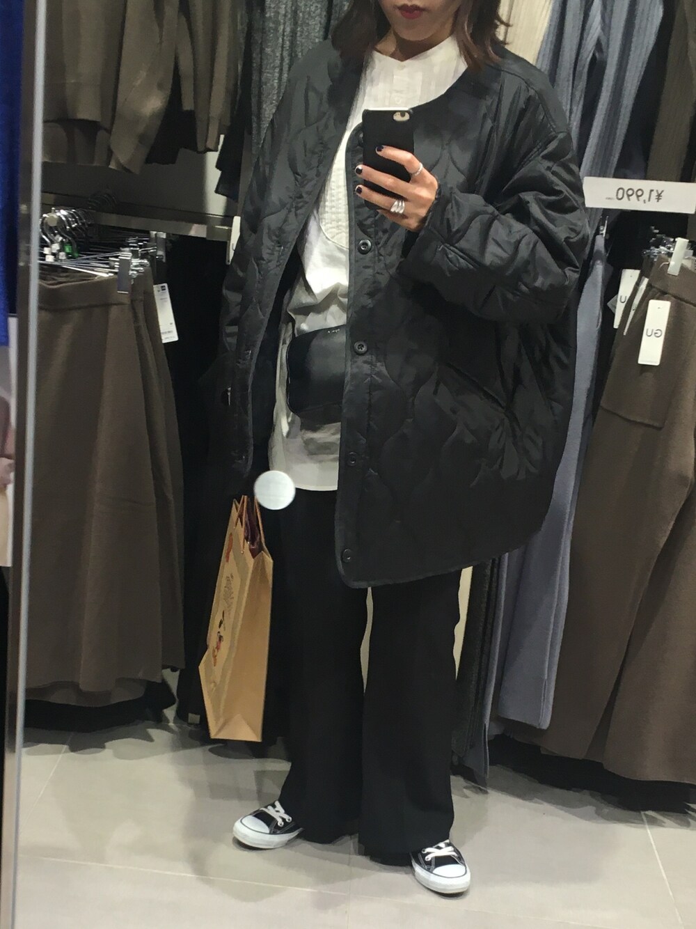 「休日スタイル、真っ黒コーデ、black、ゆるコーデ、スニーカー、niko and ...、FREAK’Ｓ STORE、converse、GU」｜「FREAK'S STOREの【WEB限定】M65ライナーキルトコート（ノーカラーコート）（ノーカラージャケット、ブラック系）」を使った、しほさん（レディース・166cm）の秋コーディネートの1枚目の写真