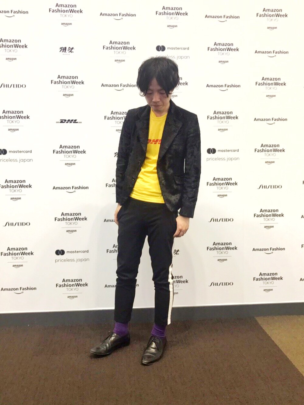 「シンプル、vetements、COMME des GARCONS、Saint Laurent、モード、amazonfashionweek、テーラードジャケット、サイドラインパンツ、DHL、アンクルパンツ」｜「tricot COMME des GARCONSのアイテム（テーラードジャケット、ブラック系）」を使った、たけなかさん（メンズ・176cm）の春コーディネートの1枚目の写真