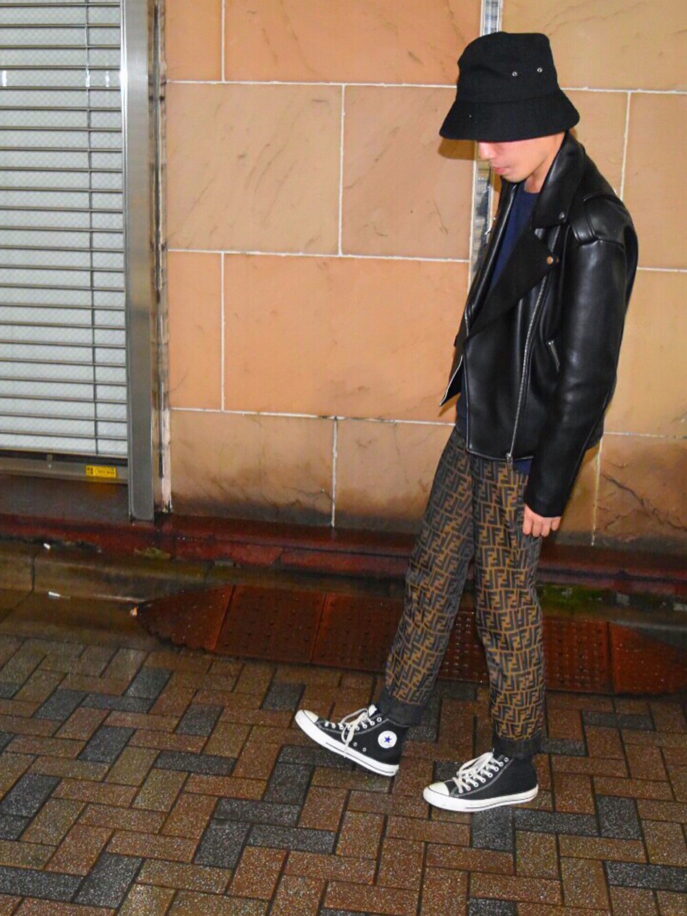 「converse、ライダース、ダブルライダース、FENDI、柄パンツ、ALL STAR、バケットハット、8seconds、モードストリート、おしゃれさんと繋がりたい」｜「8secondsのアイテム（ライダースジャケット、ブラック系）」を使った、たけなかさん（メンズ・176cm）の秋コーディネートの1枚目の写真