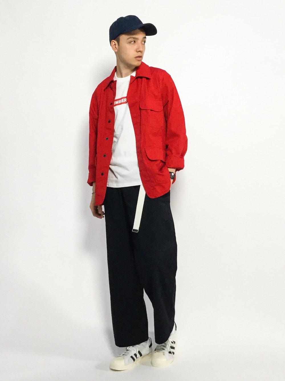 「ブルゾン、スニーカー、キャップ、Tシャツ、adidas、ストリート、ワイドパンツ、シティーボーイ、さし色、ガチャベルト」｜「BEAMS PLUSのBEAMS PLUS / ベンタイル ハンティング ジャケット（ブルゾン、レッド系）」を使った、タレスさん（メンズ・178cm）の夏コーディネートの1枚目の写真