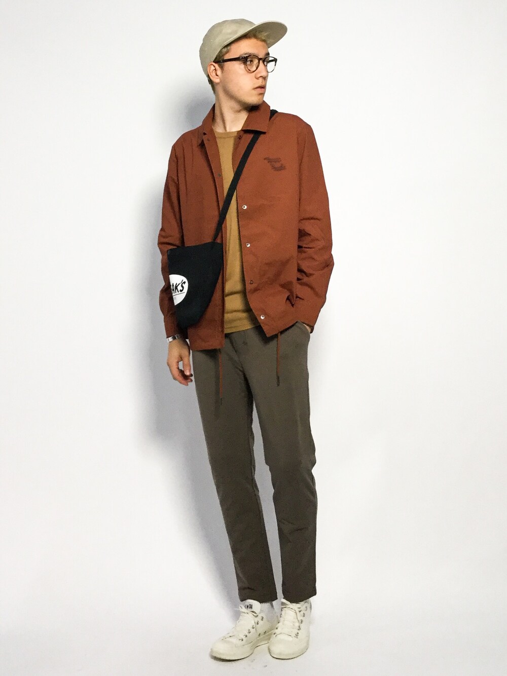 「キャップ、ストリート、サルエルパンツ、秋色、カーキ、コーチジャケット、アースカラー、カーキパンツ、サコッシュ、秋コーデ」｜「NANO universeの//チェーンSTコーチジャケット（ブルゾン、レッド系）」を使った、タレスさん（メンズ・178cm）の秋コーディネートの1枚目の写真