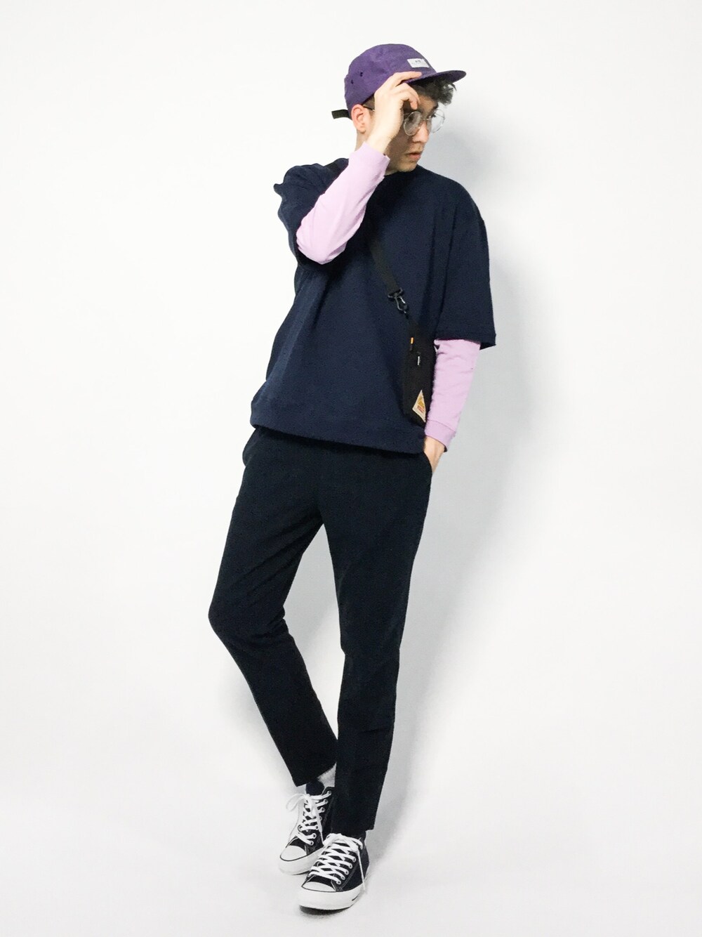 「テーパードパンツ、コンバース、ビッグシルエット、キャップ、ネイビー、ストリート、ロンT、春、春コーデ、サコッシュ」｜「FACTOTUMの【FACTOTUM】ビッグシルエットハーフスリーブスウェットプルオーバー（スウェット、ブルー系）」を使った、タレスさん（メンズ・179cm）の春コーディネートの1枚目の写真