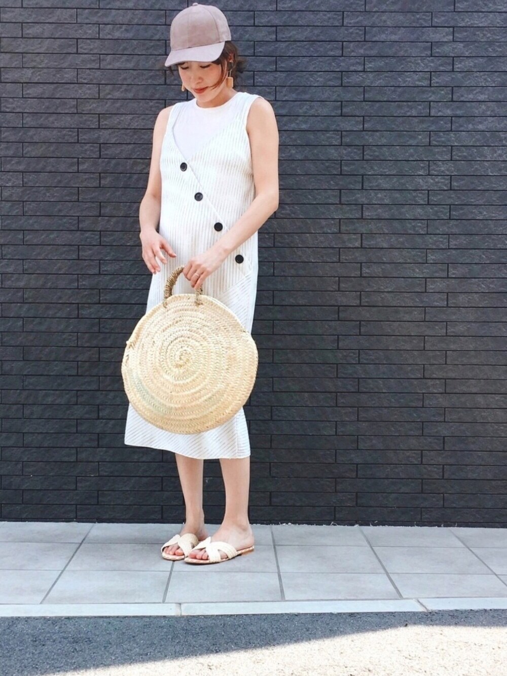 「マタニティ、マタニティコーデ、休日スタイル、ZARA、H&M、Posse、ワンピース、かごバッグ、ラウンドバッグ」｜「bohemiaのアイテム（かごバッグ、ベージュ系）」を使った、えいちゃんさん（レディース・165cm）の夏コーディネートの1枚目の写真
