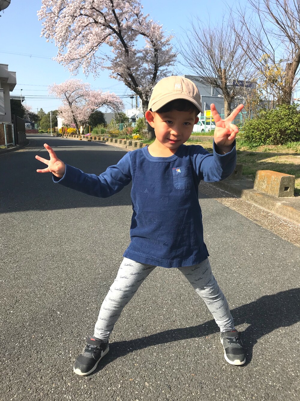 ブルー系のTシャツ/カットソー、グレー系のパンツ、ブラック系のスニーカーを着用したキッズの春コーディネートの1枚目の写真