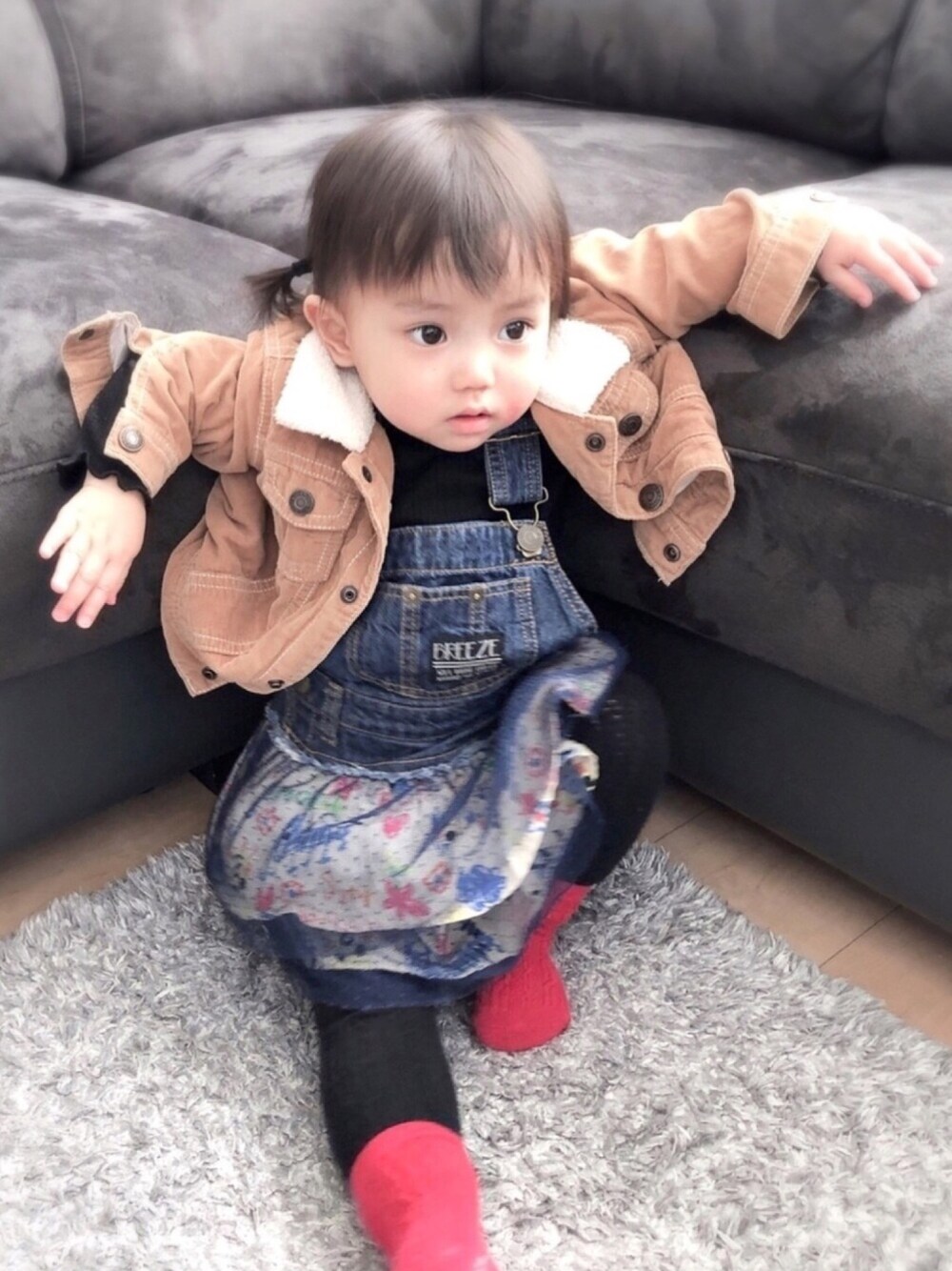 「1歳、1歳3ヶ月、おんなのこ、キッズコーデ、プチプラ、おしゃれさんと繋がりたい、いいね、save、フォローお願いします🤑」｜「OLD NAVYのアイテム（ジャケット/アウター、ブラウン系）」を使った、＊©︎oron＊さん（キッズ・70cm）の冬コーディネートの1枚目の写真