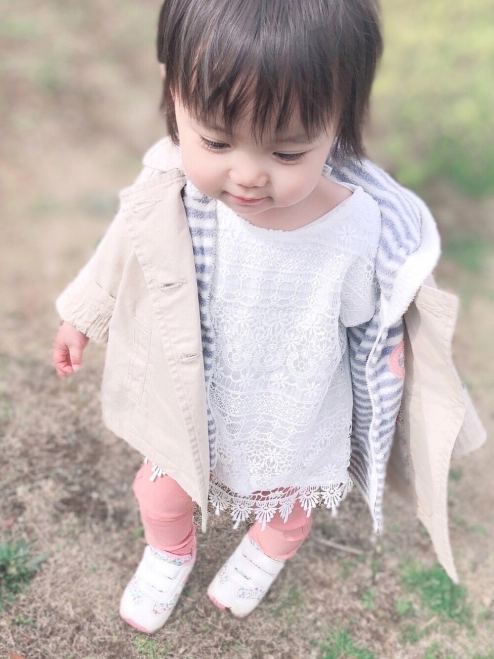 「1歳、1歳5ヶ月、おんなのこ、パステル映える春、トレンチコート、ピンク、公園、休日スタイル」｜「GAPのトレンチコート（ツイル）（トレンチコート、ベージュ系）」を使った、＊©︎oron＊さん（キッズ・70cm）の春コーディネートの1枚目の写真