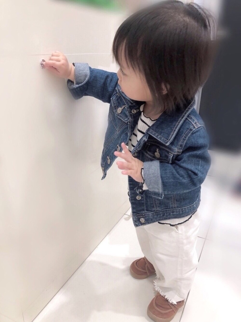 「デニムジャケット、白パンツ、1歳、1歳6ヶ月、おんなのこ、休日スタイル」｜「GLOBAL WORKの【キッズ】ハイネックリブメローＴ長袖/848790（Tシャツ/カットソー、その他）」を使った、＊©︎oron＊さん（キッズ・70cm）の春コーディネートの1枚目の写真