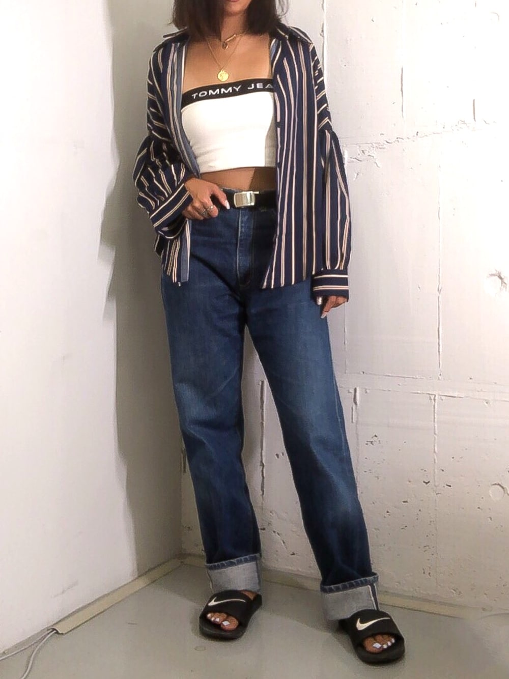 ブルー系のシャツ/ブラウス、ブラック系のサンダル、ブルー系のデニムパンツを着用したレディースの夏コーディネートの1枚目の写真