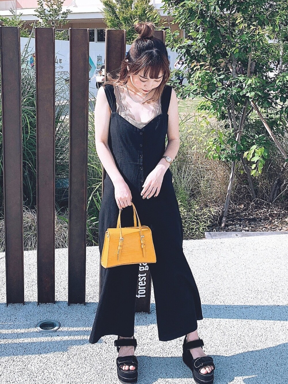 「おしゃれさんと繋がりたい、休日スタイル、夏コーデ、オールインワン、サンダル、dholic、韓国ファッション、お団子ヘアー」｜「DHOLICのバックタイスリーブレスオールインワン（つなぎ/オールインワン、ブラック系）」を使った、ＳＡＥさん（レディース・150cm）の春コーディネートの1枚目の写真
