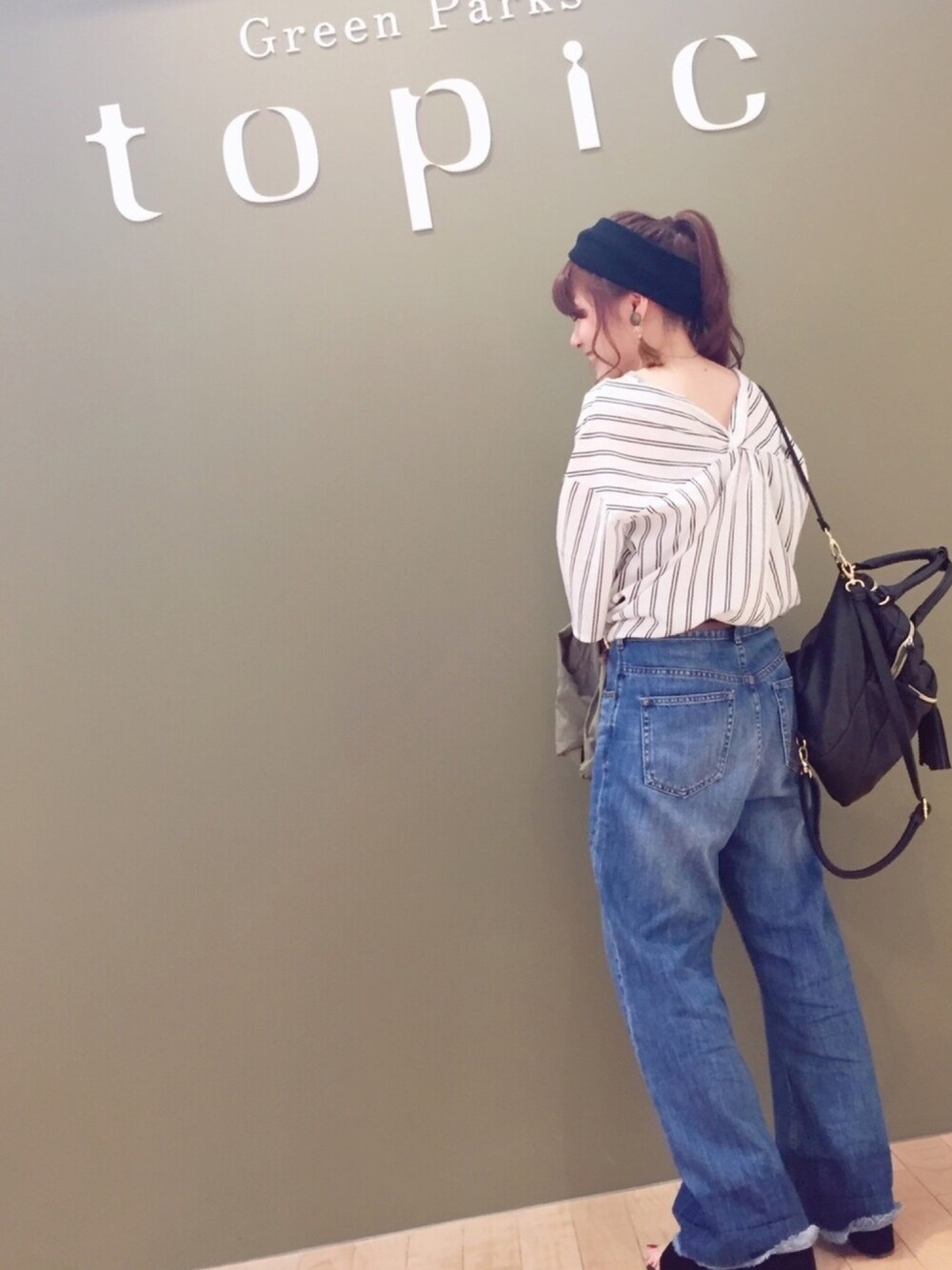 ブルー系のデニムパンツ、グリーン系のシャツ/ブラウス、ホワイト系のシャツ/ブラウスを着用したレディースの秋コーディネートの1枚目の写真