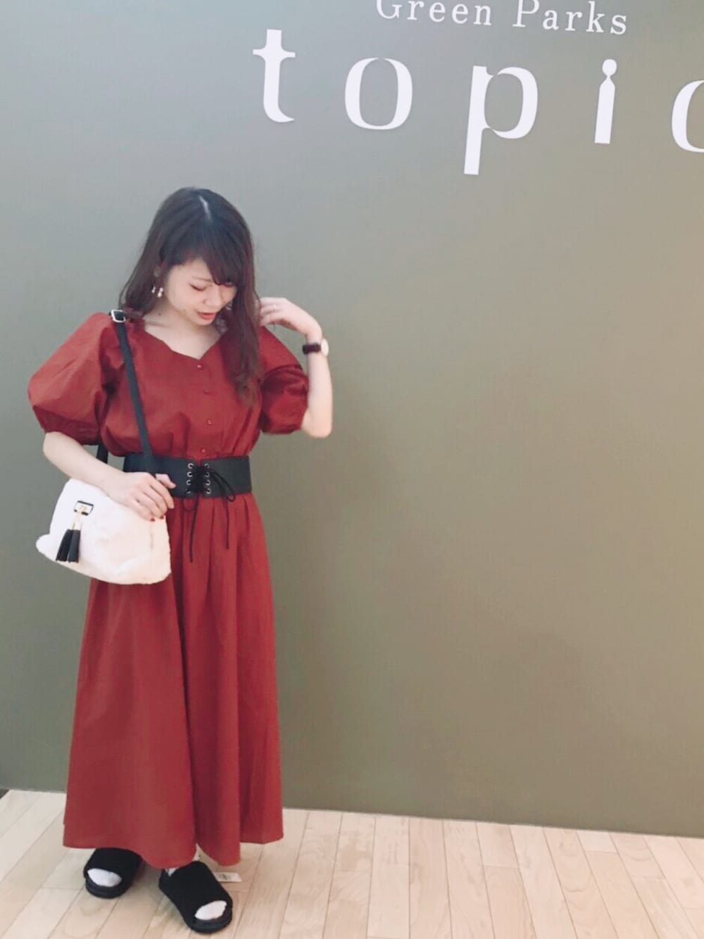 「150cm、低身長、秋のコーデ、ワンピース、オレンジ、ファーバッグ、ボアサンダル、Green Parks」｜「Green　Parksの・WEARS ウエストブラウジングワンピース（ワンピース/ドレス、オレンジ系）」を使った、すえちゃんさん（レディース・150cm）の夏コーディネートの1枚目の写真