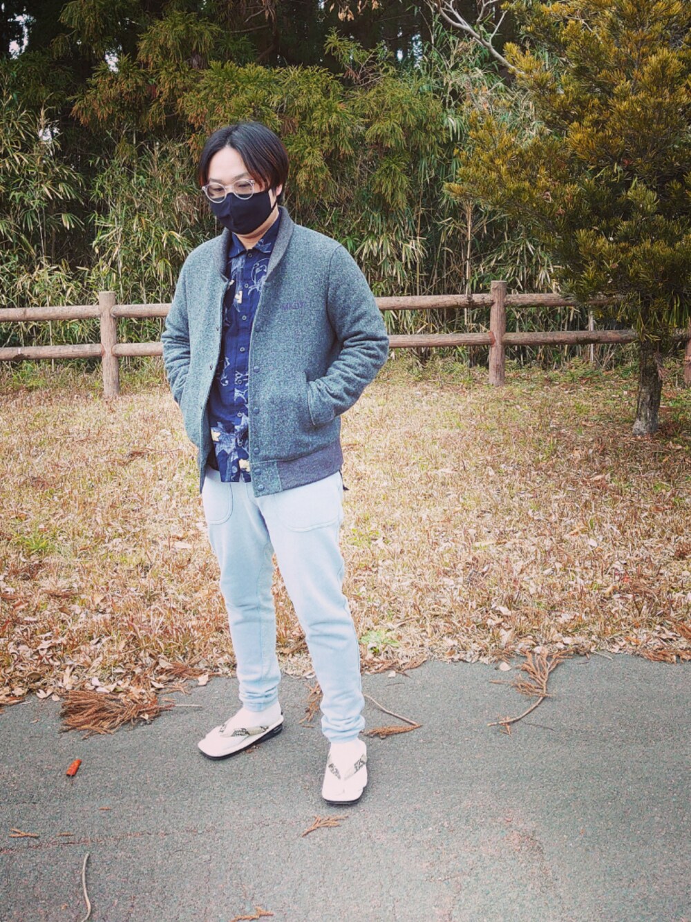 グレー系のその他アウター、その他のシャツ/ブラウス、ブルー系のスウェットパンツを着用したメンズの冬コーディネートの1枚目の写真