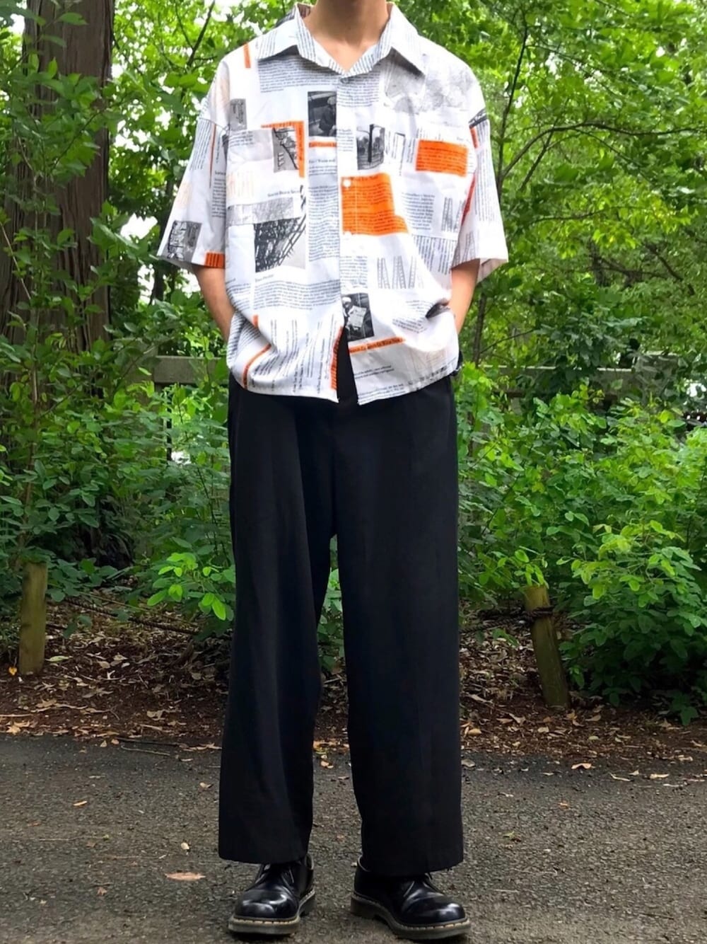「夏コーデ、夏、シャツスタイル、韓国ファッション、韓国、半袖シャツ、柄シャツ、ワイドパンツ、Dr.Martens、シャツ好き集まれ」｜「BUYMAのアイテム（シャツ/ブラウス、その他）」を使った、ハチコロさん（メンズ・174cm）の夏コーディネートの1枚目の写真