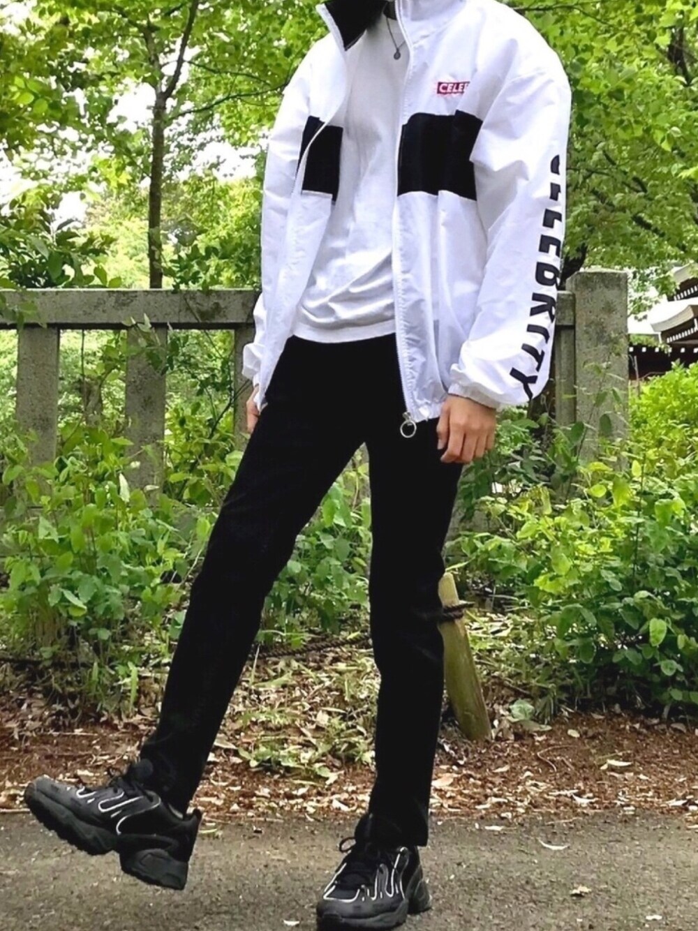 「モノトーン、韓国ファッション、ネックレス、ストリート、白ジャケット、白Tシャツ、スキニー、黒スキニー、アディダス、ダッドスニーカー」｜「BUYMAのカジュアル★Celebrity配色風防ジャンパー（その他アウター、ホワイト系）」を使った、ハチコロさん（メンズ・174cm）の春コーディネートの1枚目の写真