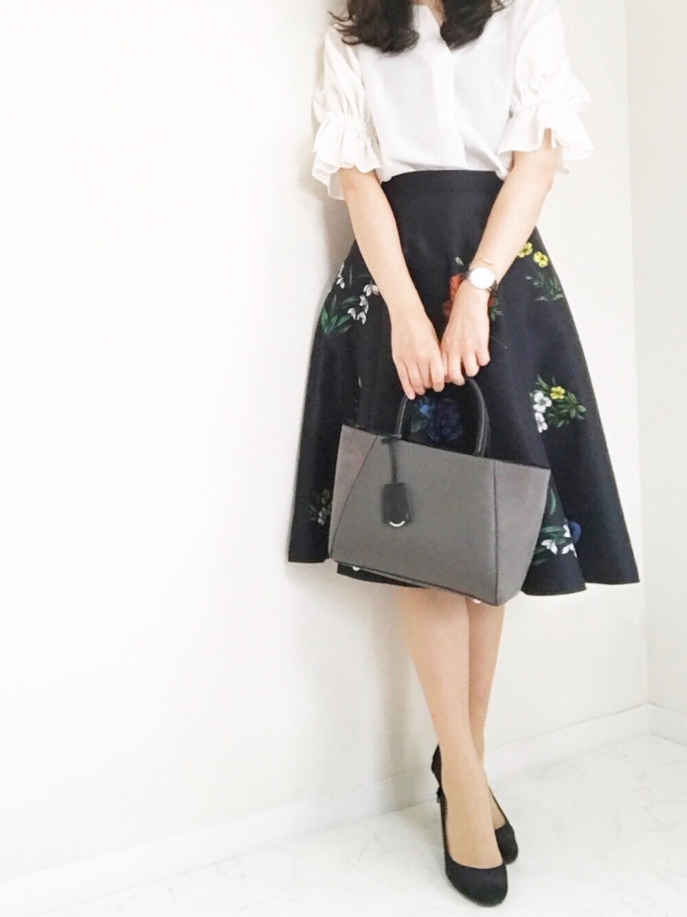 グレー系のバッグ、ブルー系のスカート、ホワイト系のシャツ/ブラウスを着用したレディースの夏コーディネートの1枚目の写真