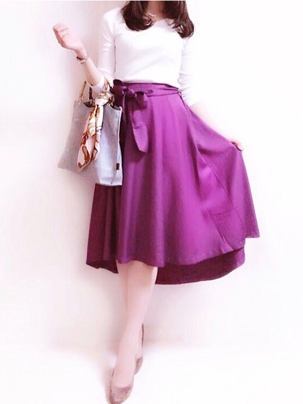 ホワイト系のニット/セーターを着用したレディースの秋コーディネートの1枚目の写真