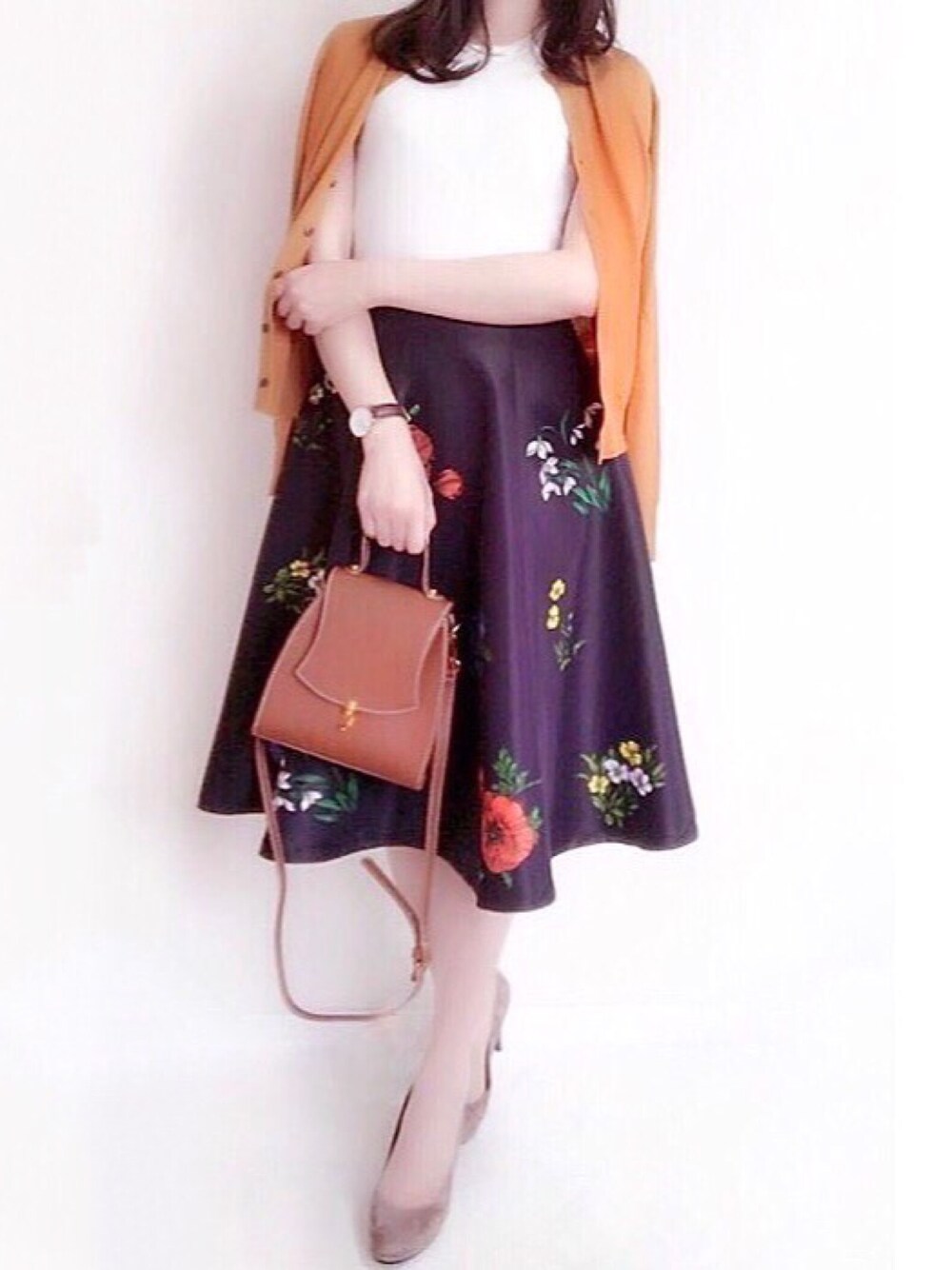 イエロー系のカーディガン/ボレロを着用したレディースの秋コーディネートの1枚目の写真