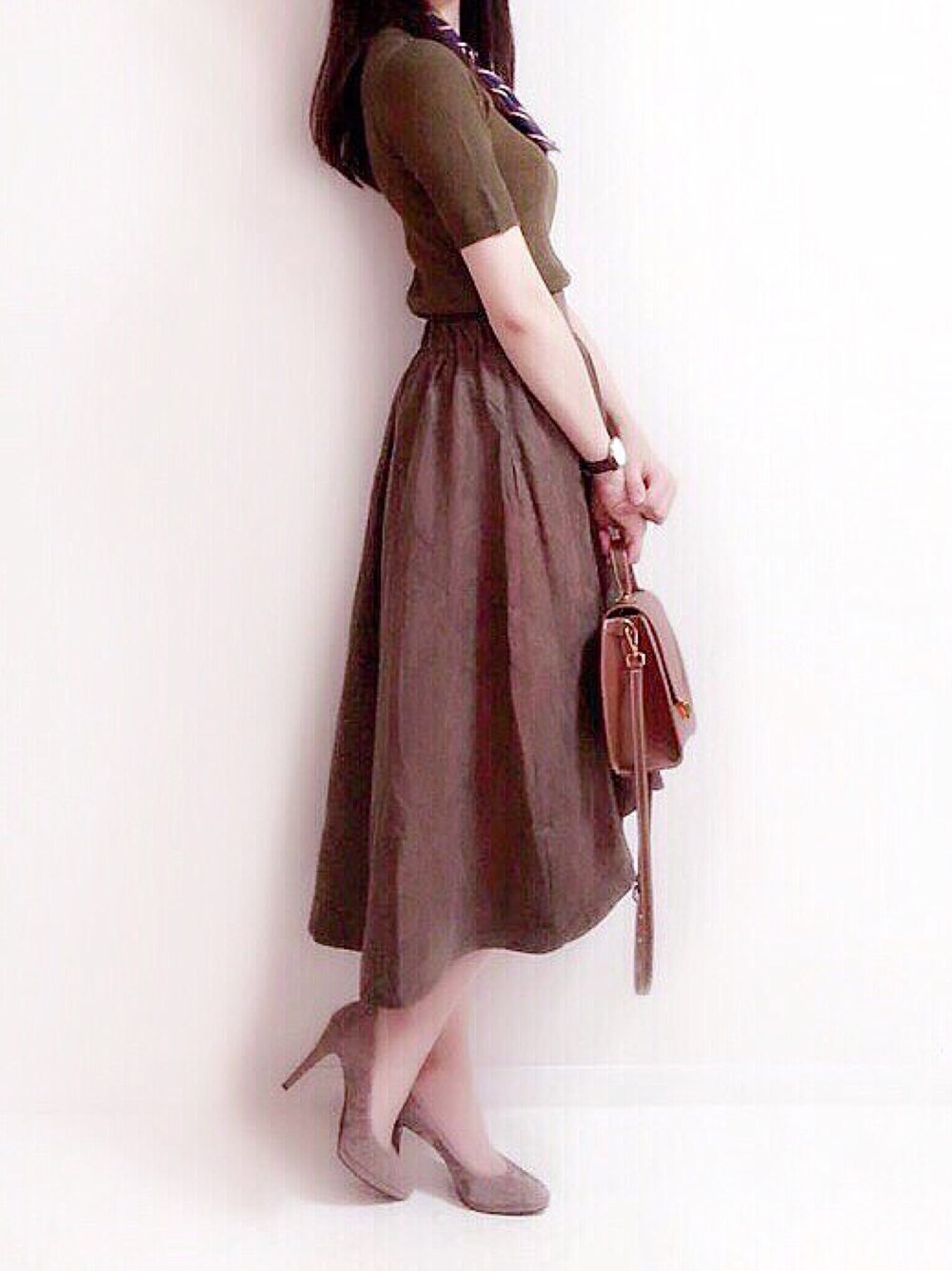 グリーン系のニット/セーターを着用したレディースの秋コーディネートの1枚目の写真