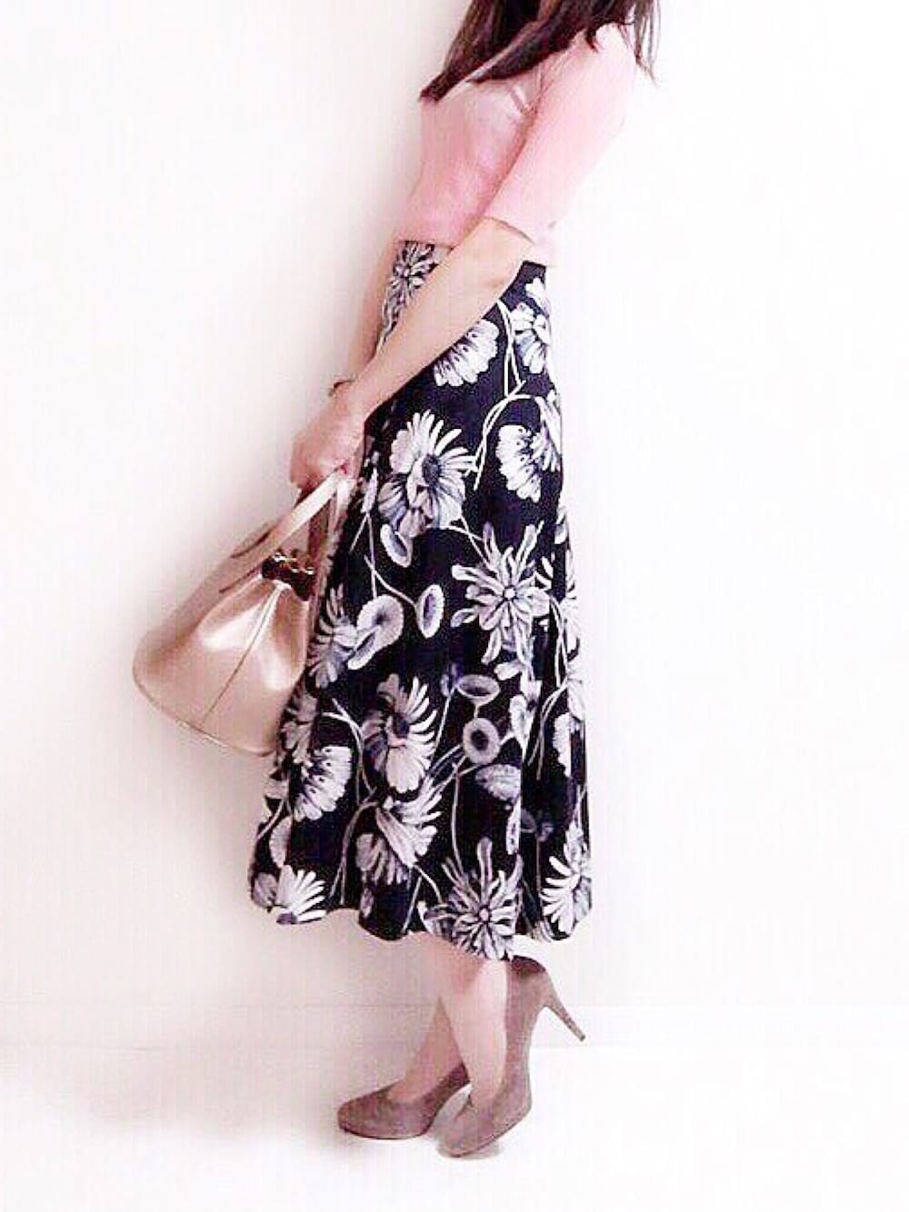 ブラック系のスカートを着用したレディースの秋コーディネートの1枚目の写真