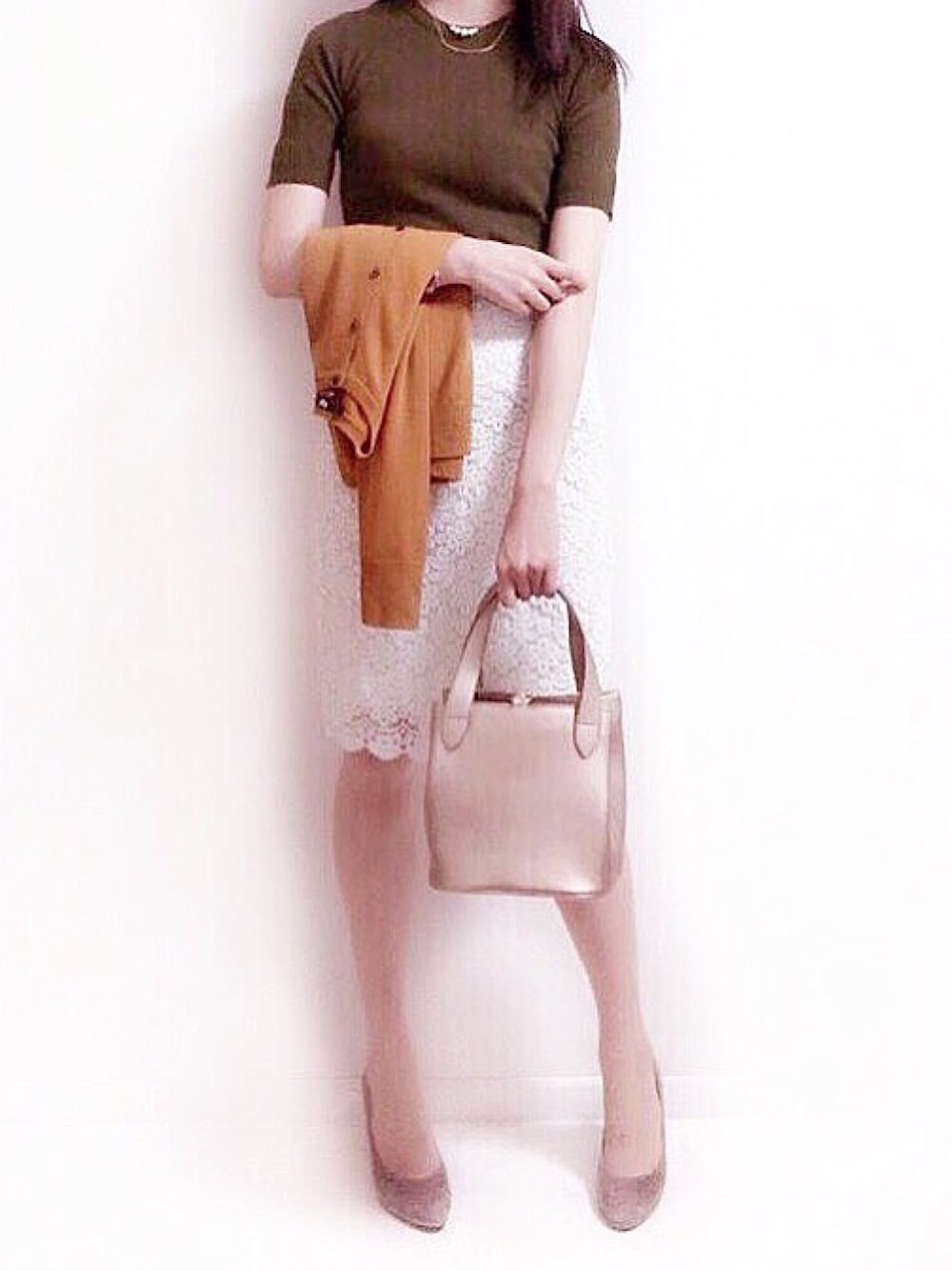 ホワイト系のスカートを着用したレディースの秋コーディネートの1枚目の写真