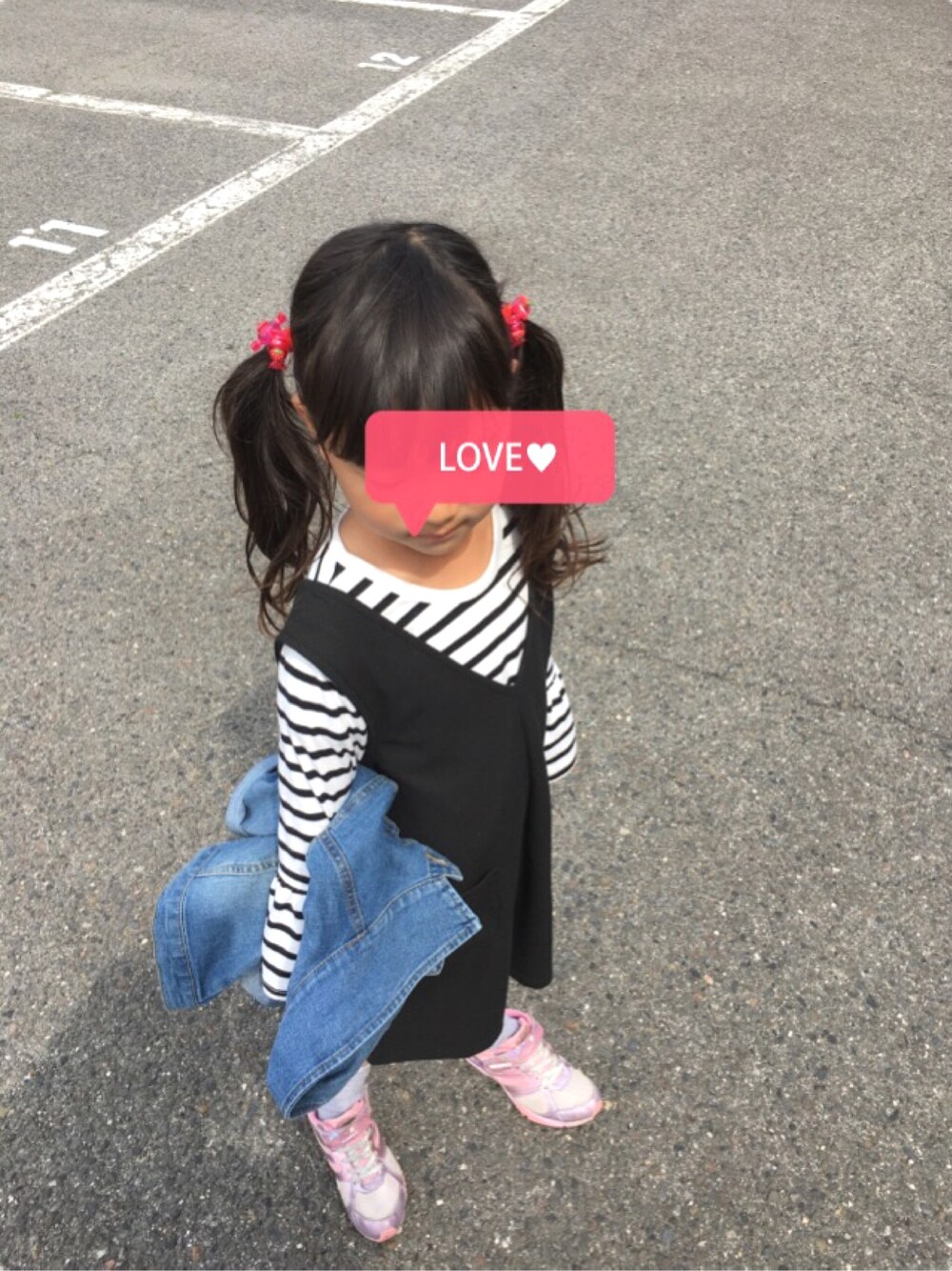 「シンプル、プチプラ、カジュアル、ワンピース、デニム、女の子、ボーダー」｜「a.v.vの【キッズ】ボーダー×ジャンスカセット(100～130)（ワンピース、ブラック系）」を使った、renonさん（キッズ・124cm）の春コーディネートの1枚目の写真