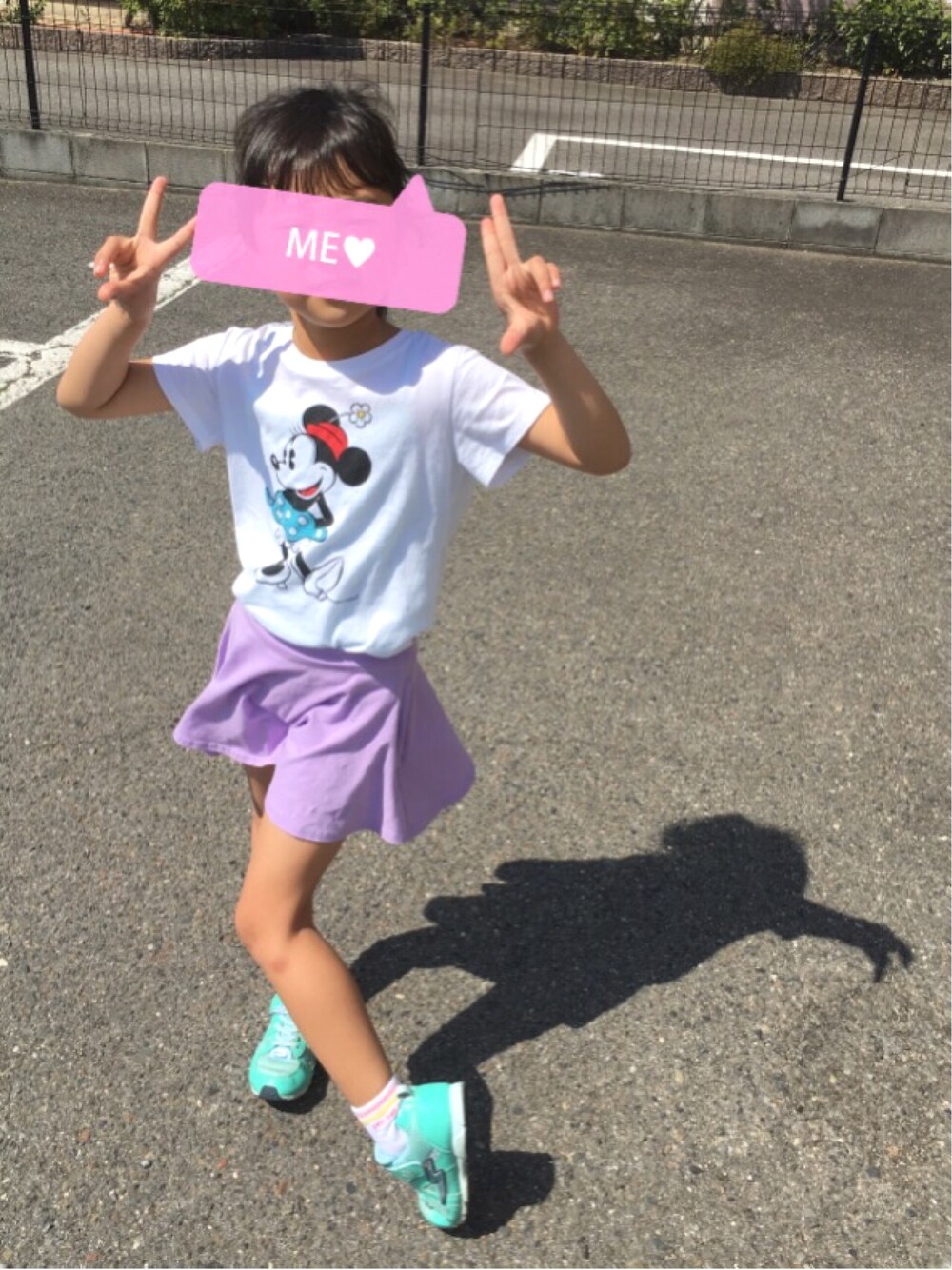 「休日スタイル、kids、おんなのこ、シンプルコーデ、ミニー、パステルカラー、ラインソックス、半袖、ミニスカート」｜「UNIQLOのGIRLS ディズニーコレクショングラフィックT（半袖）（Tシャツ/カットソー、ホワイト系）」を使った、renonさん（キッズ・124cm）の春コーディネートの1枚目の写真