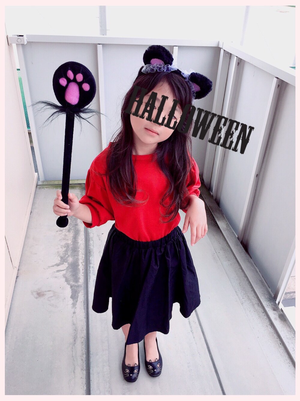 「wearhalloween2017、女の子、プチプラ、仮装、ハロウィンコーデ、halloween、kids、秋、ネココーデ、黒猫」｜「petit mainのバルーン袖無地プルオーバー（Tシャツ/カットソー、レッド系）」を使った、renonさん（キッズ・124cm）の秋コーディネートの1枚目の写真