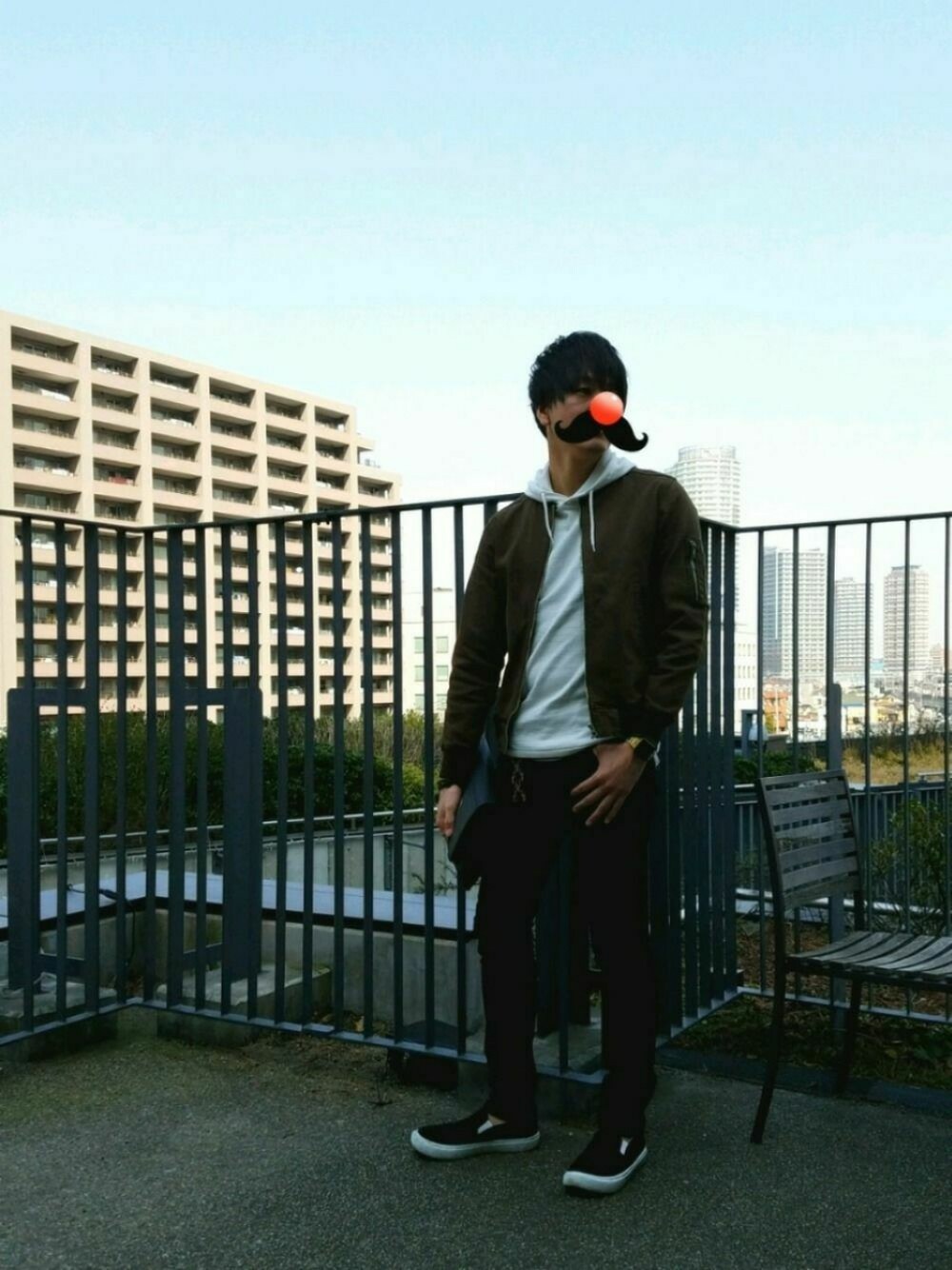 「春、スカイツリー、VANCE EXCHANGE、MA-1、TK、ワッフルパーカー、GU、スキニーデニム、スリッポン」｜「GUの（GU）スリッポンシューズ（キャンバス）（シューズ、ブラック系）」を使った、とびうさぎさん（メンズ・174cm）の春コーディネートの1枚目の写真