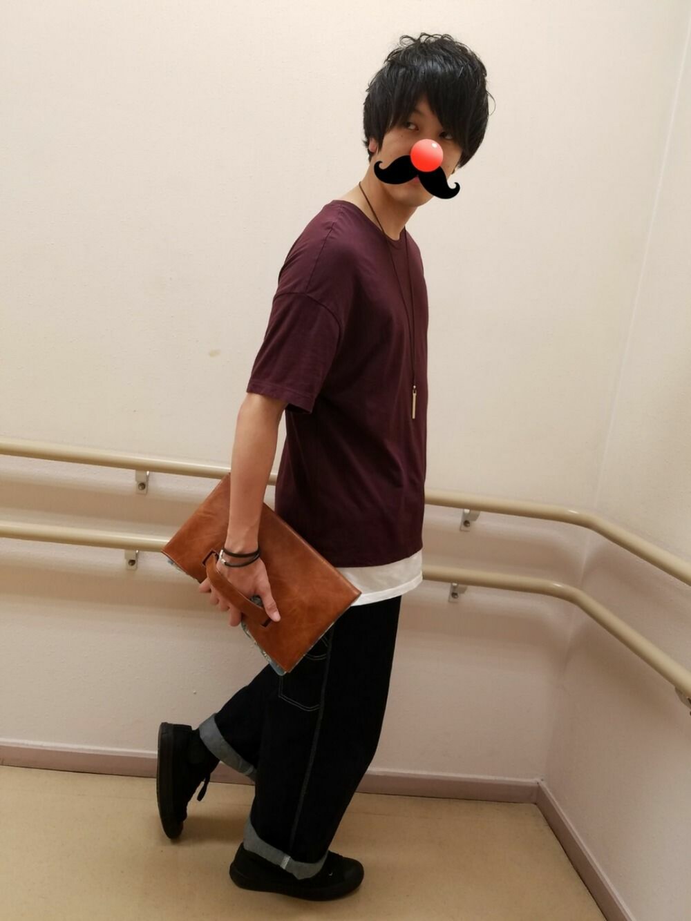 「ビッグT、クラッチバッグ、Bershka、GU、ワイドパンツ、ロールアップ、コンバース、おしゃれさんと繋がりたい」｜「Bershkaのアイテム（Tシャツ/カットソー、パープル系）」を使った、とびうさぎさん（メンズ・174cm）の夏コーディネートの1枚目の写真