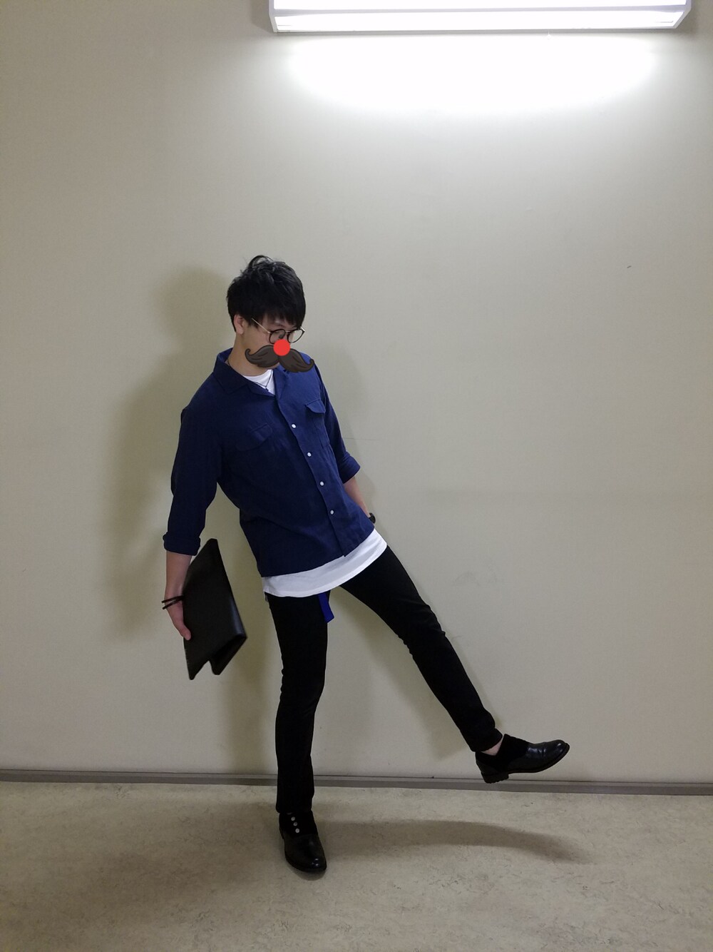 「秋のコーデ、オープンカラーシャツ、confirm、Bershka、黒スキニー、UNIQLO、ドレスシューズ、HARE、ロング丈、クラッチバック」｜「Bershkaのロング丈Tシャツ（Tシャツ/カットソー、ホワイト系）」を使った、とびうさぎさん（メンズ・174cm）の秋コーディネートの1枚目の写真