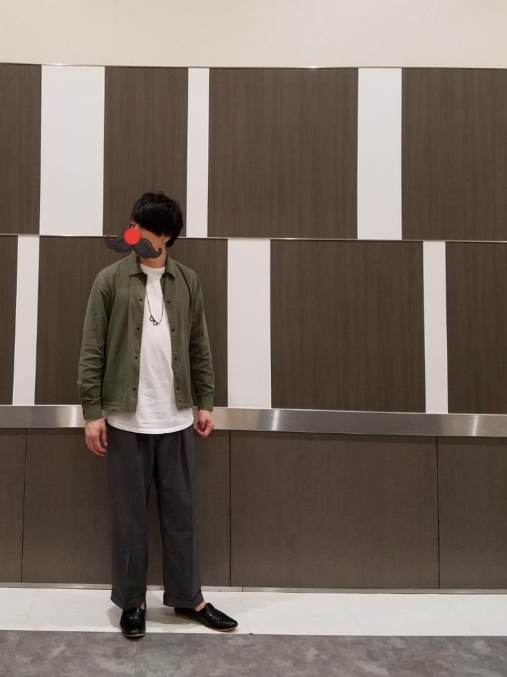 「シンプルコーデ、秋のコーデ、アウトレット、ikka、コーチシャツ、Bershka、journal standard、ワイドスラックス、T2［in］、オペラシューズ」｜「JOURNAL STANDARDのT/Rイージーワイドスラックス#（スラックス、グレー系）」を使った、とびうさぎさん（メンズ・174cm）の秋コーディネートの1枚目の写真