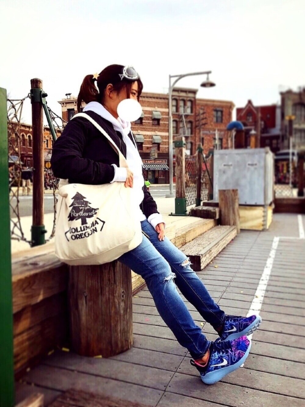 「USJ、MA-1、パーカー、ダメージデニムパンツ、スニーカー、WEGO、ユニクロ、NIKE」｜「WEGOのWEGO/カラー起毛ビッグプルパーカー（パーカー、ホワイト系）」を使った、みむめさん（レディース・159cm）の春コーディネートの1枚目の写真