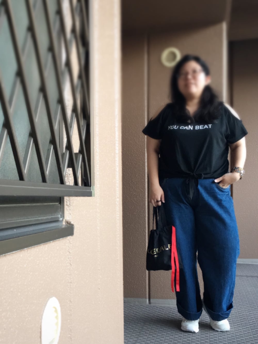 ブラック系のTシャツ/カットソー、ブルー系のデニムパンツ、ブラック系のトートバッグを着用したレディースの秋コーディネートの1枚目の写真