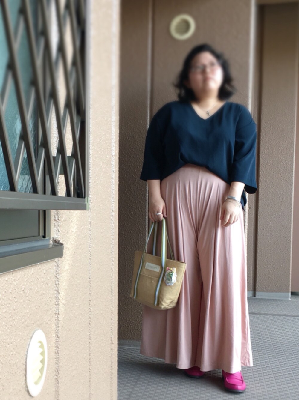 ピンク系のパンツ、ブルー系のTシャツ/カットソー、ベージュ系のトートバッグを着用したレディースの夏コーディネートの1枚目の写真