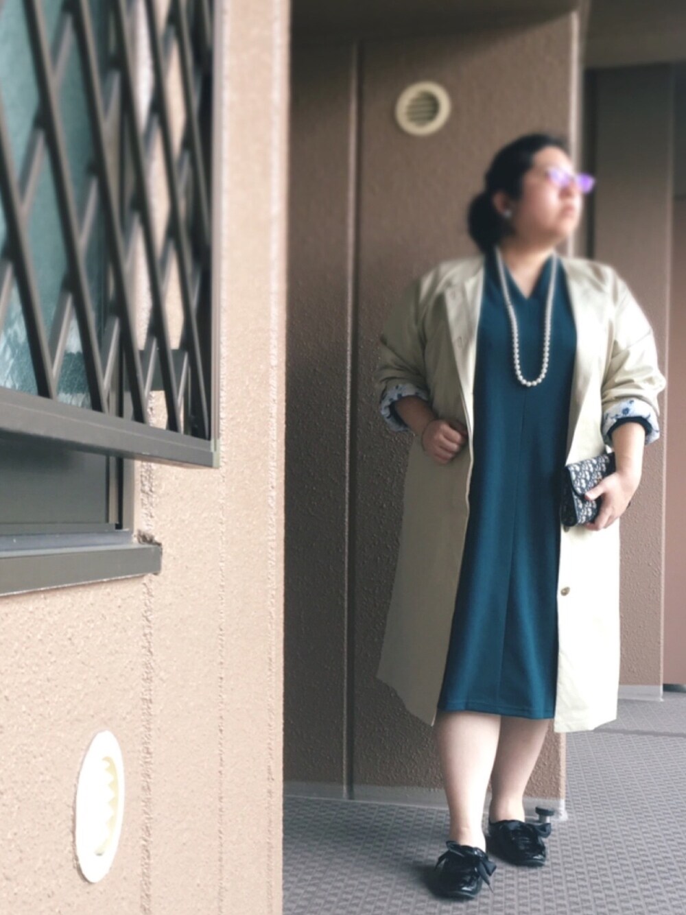 グリーン系のワンピース、ベージュ系のジャケット/アウター、ブラック系のドレスシューズを着用したレディースの夏コーディネートの1枚目の写真