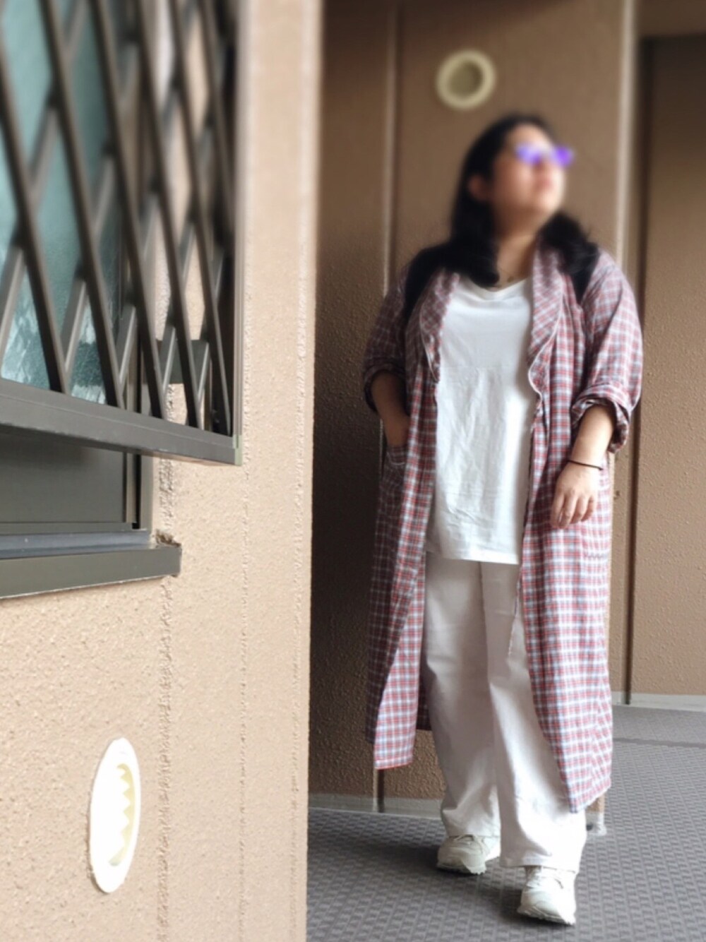 ホワイト系のトップス、ホワイト系のデニムパンツ、ベージュ系のスニーカーを着用したレディースの夏コーディネートの1枚目の写真