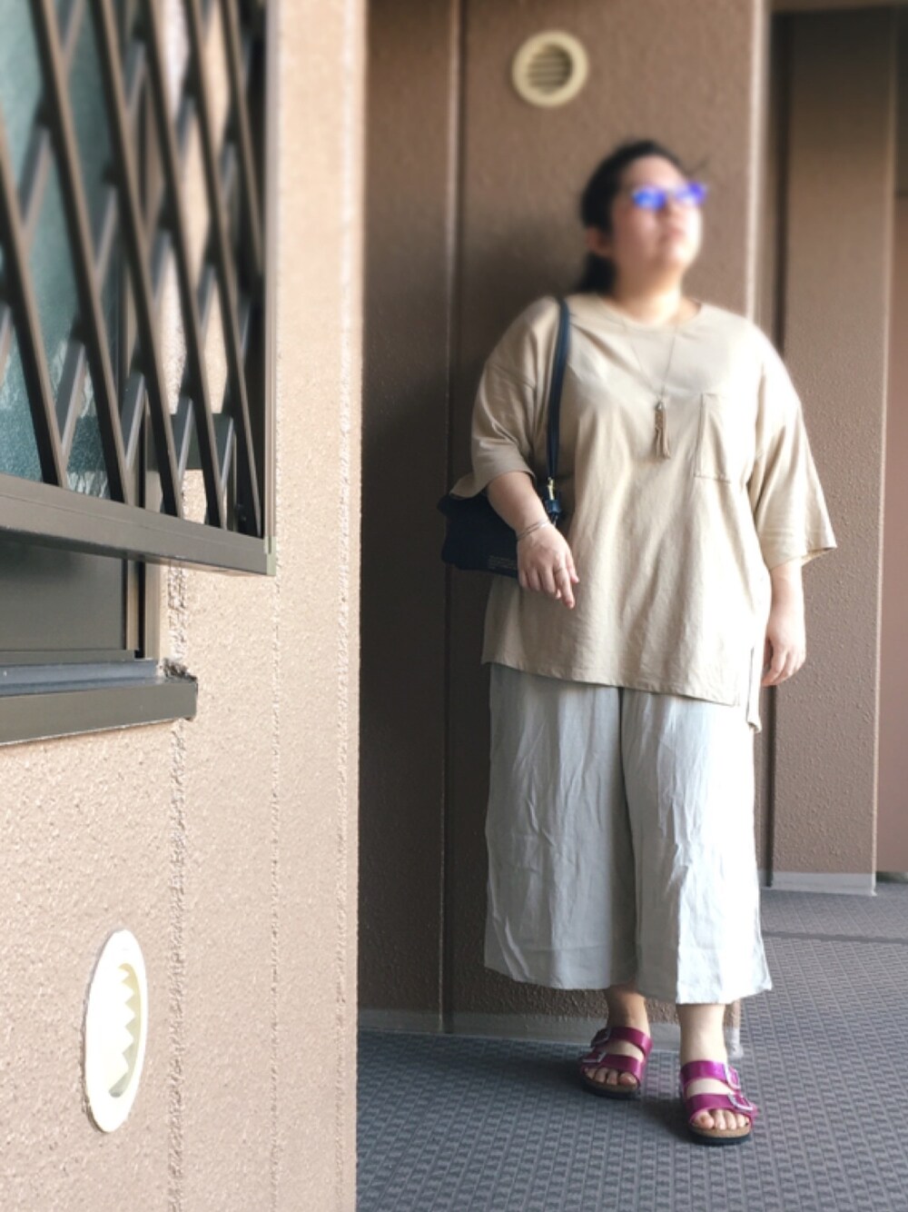 ベージュ系のTシャツ/カットソー、ブルー系のショルダーバッグ、ベージュ系のその他パンツを着用したレディースの春コーディネートの1枚目の写真