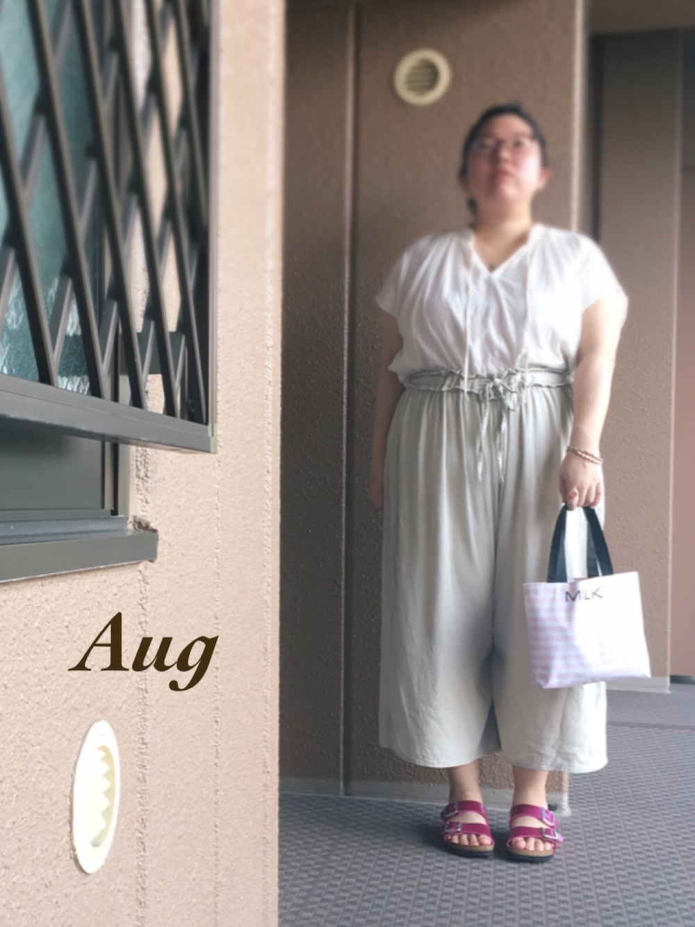ホワイト系のシャツ/ブラウス、ベージュ系のその他パンツ、ピンク系のトートバッグを着用したレディースの春コーディネートの1枚目の写真