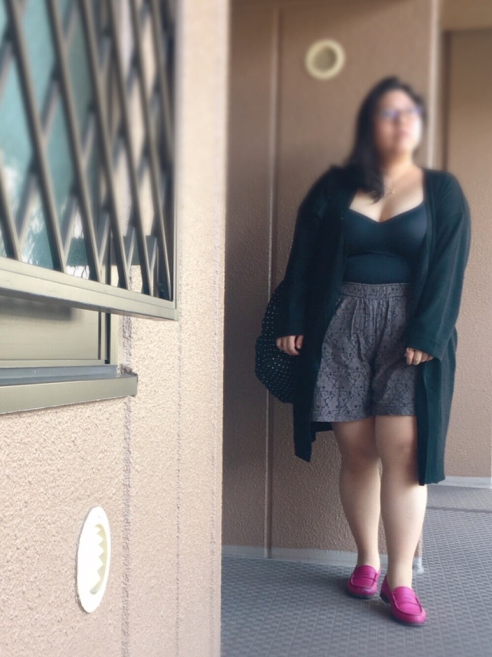 その他のトップス、ブラック系のバックパック/リュック、ブラック系のカーディガン/ボレロを着用したレディースの秋コーディネートの1枚目の写真