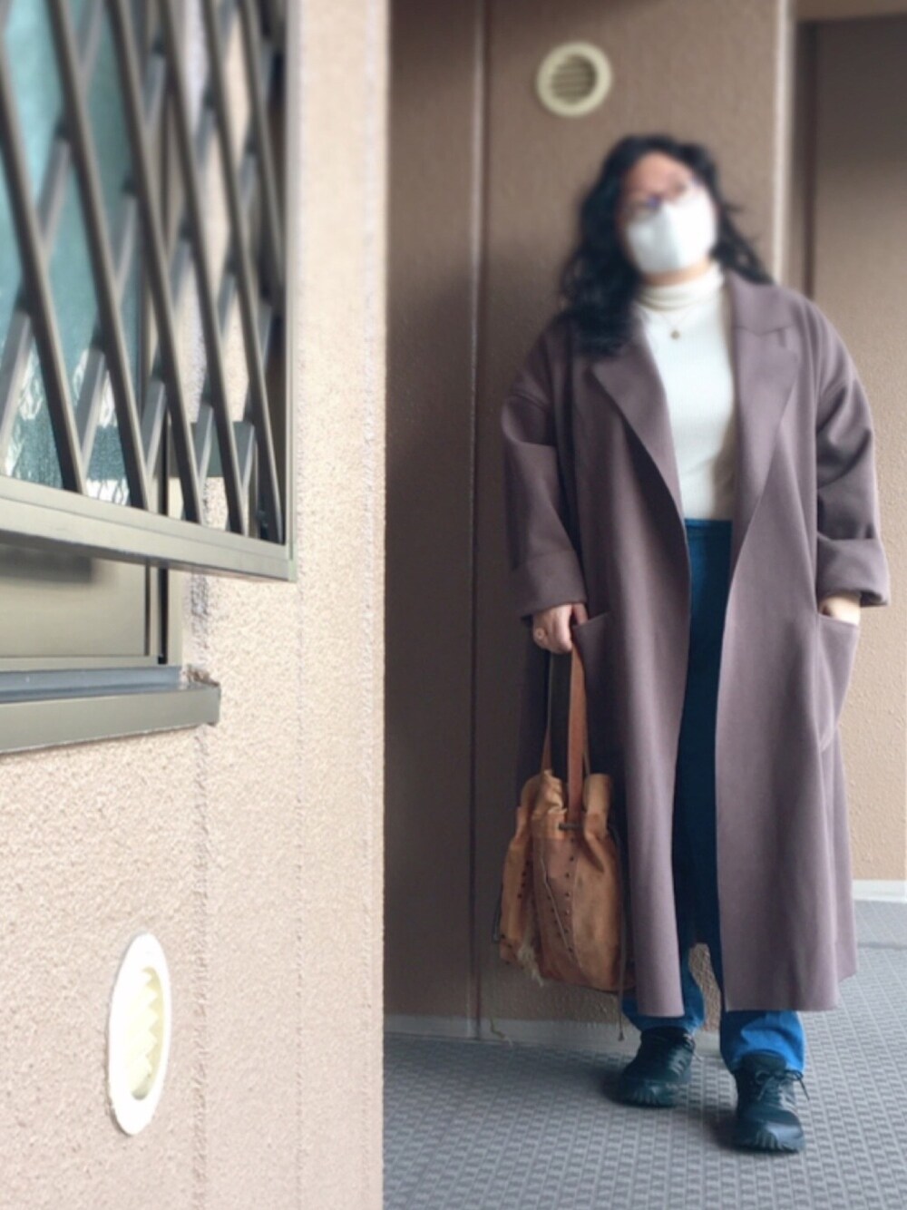 ブラウン系のジャケット/アウター、ホワイト系のニット/セーター、その他のパンツを着用したレディースの春コーディネートの1枚目の写真