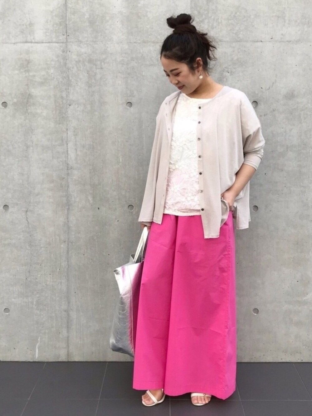 「休日コーデ、カラーパンツ、ピンク、カーディガン、パンツスタイル、ゆるコーデ、主役はカラーパンツ、春夏コーデ、BEARDSLEY、ビアズリー」｜「BEARDSLEYの強撚ガーゼワイドカーデ（カーディガン/ボレロ、ベージュ系）」を使った、yamさん（レディース・152cm）の春コーディネートの1枚目の写真