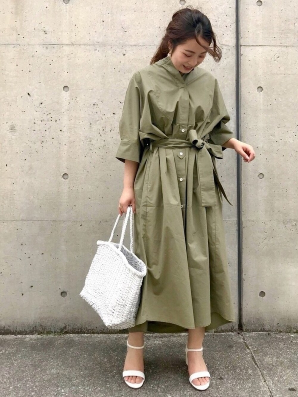 「オトナカジュアル、シンプル、シャツワンピ、ウエストマーク、ワンピース、かごバッグ、きれいめカジュアル、春夏コーデ、BEARDSLEY、ビアズリー」｜「BEARDSLEYの《roberto collina》ワンピース（ワンピース、グリーン系）」を使った、yamさん（レディース・152cm）の春コーディネートの1枚目の写真